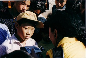 Ms. Sheng Xue and children of Dharamsala Refugee Camp (Cheng Xue/Epoch Times)